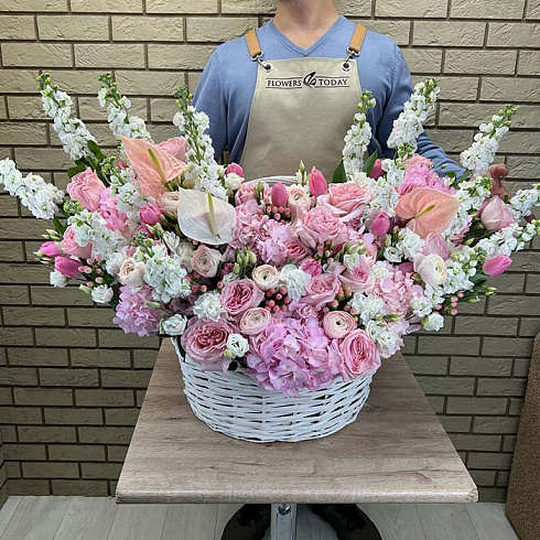 Корзина гортензий, ранункулюсов, роз, маттиол