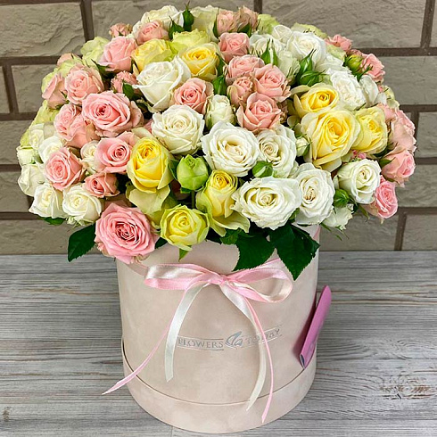 Кустовые розы микс в коробке