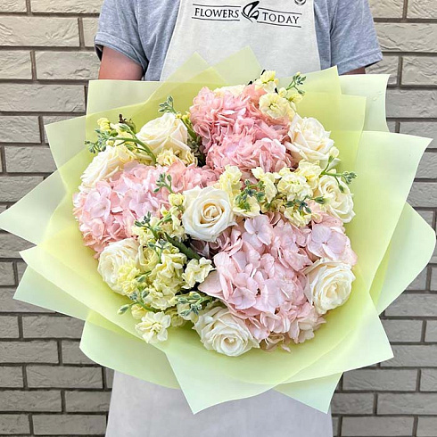 Маттиолы, гортензии и розы