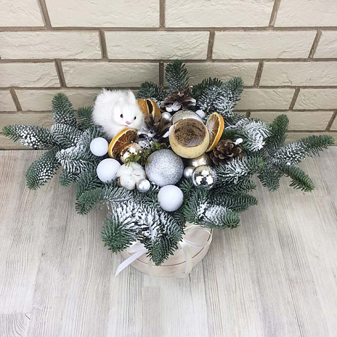 Новогодняя композиция в бежевой коробке