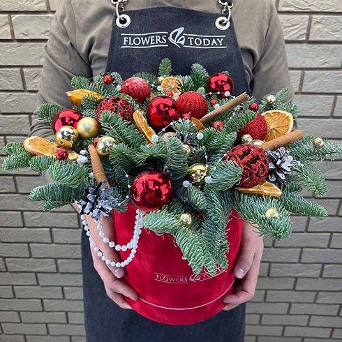 Красная ёлочная композиция с апельсинами