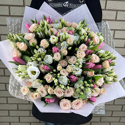 Нежный букет тюльпанов, роз и эустом