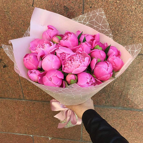 Букет малиновых пион