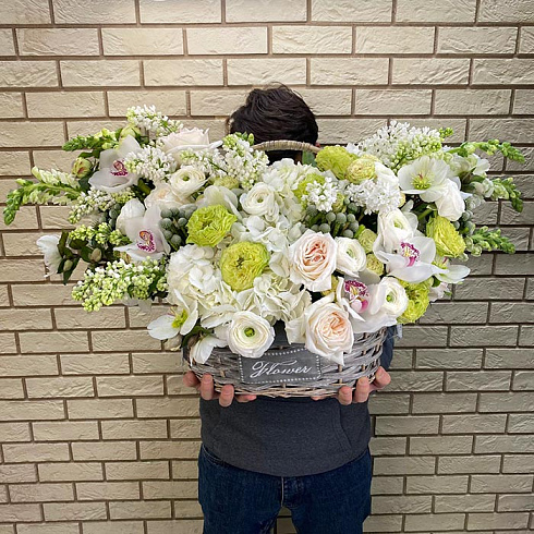 Корзинка из пионовидных роз, ранункулюсов, орхидей и сирени