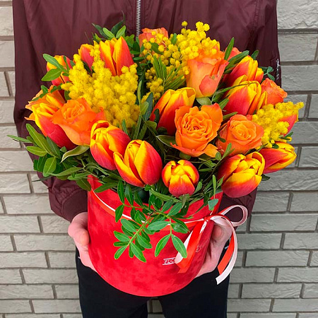 Розы, тюльпаны и мимоза в коробке