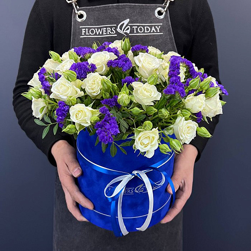 Кустовые розы и статица