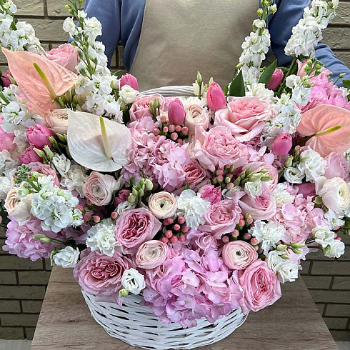 Корзина гортензий, ранункулюсов, роз, маттиол