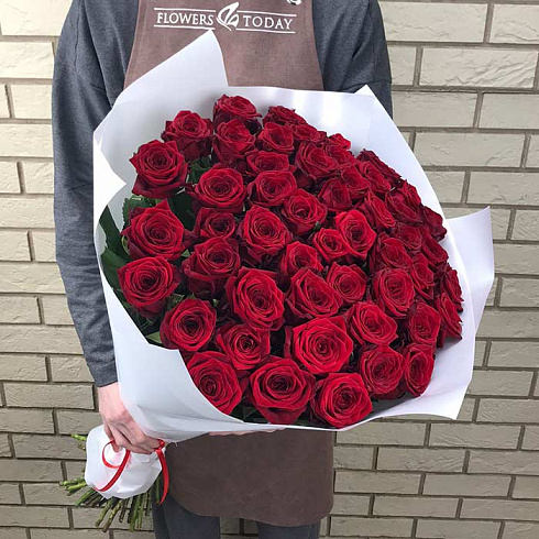 Красные розы в дизайнерской упаковке