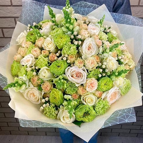 Пионовидные розы, маттиола, экзотика