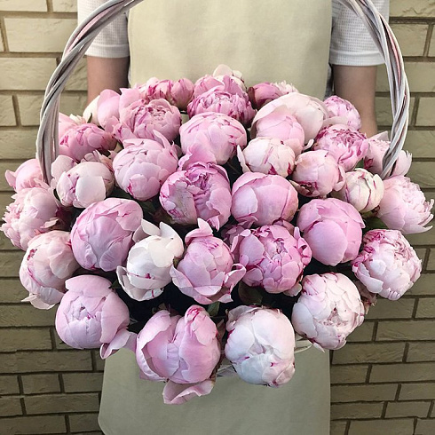 Пионы в корзинке