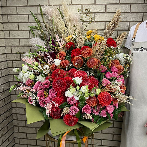 Георгины, розы, эустомы и экзотика