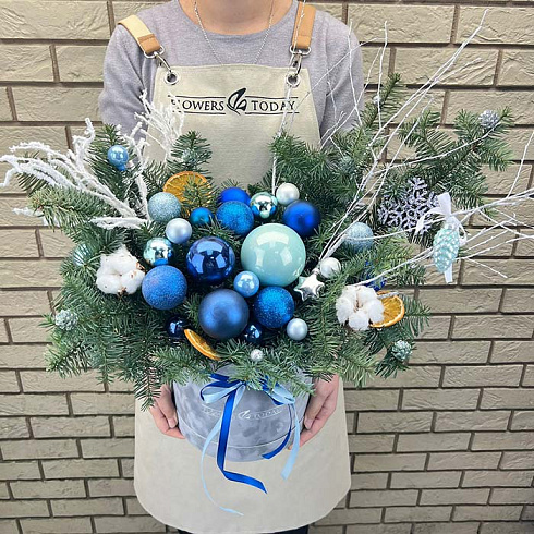 Синяя композиция из ели и игрушек