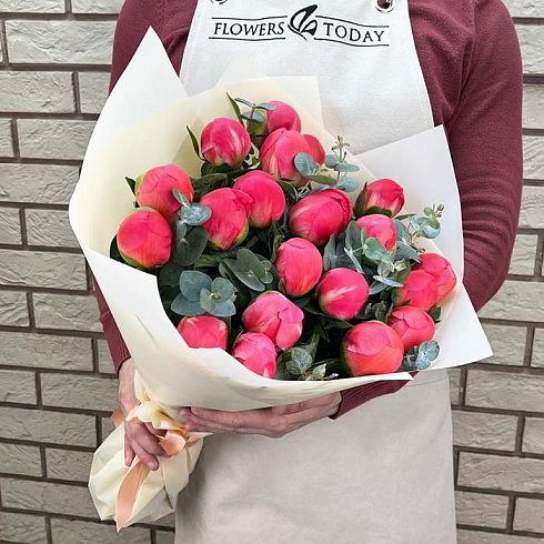 Кораловые пионы с эвкалиптом