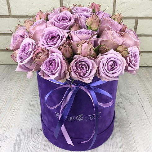 Фиолетовая коробка с кустовыми розами