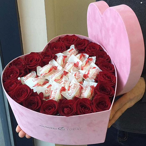 Розы и конфеты Raffaello в бархатной коробке