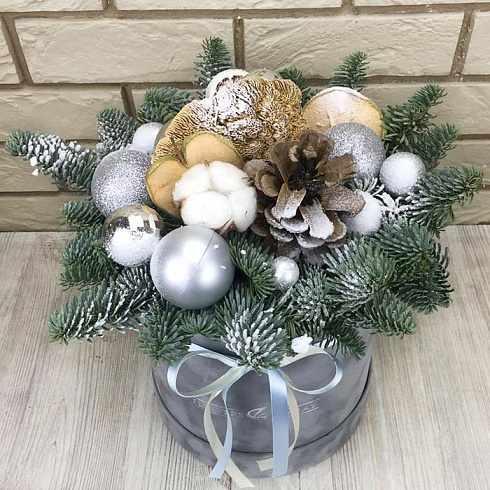 Новогодняя композиция в серой коробке