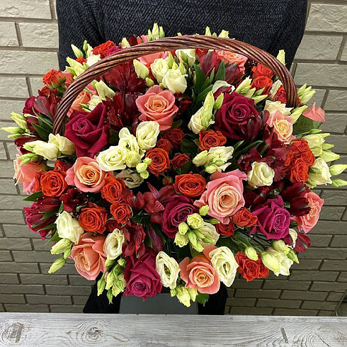 Корзина роз, эустом и альстромерий