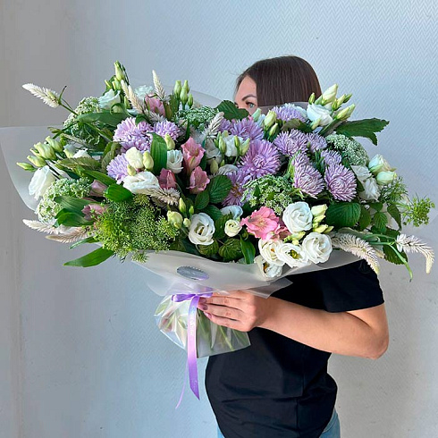 Эустомы, альстромерии, ветки малины...