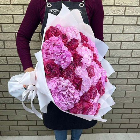 Пионовидные розы и гортензии