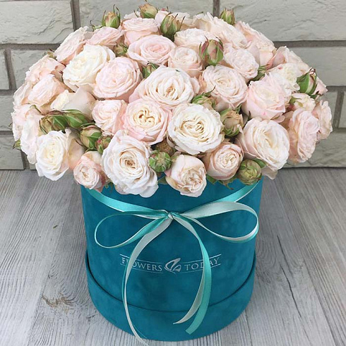 Кустовые пионовидные розы в бархатной коробке