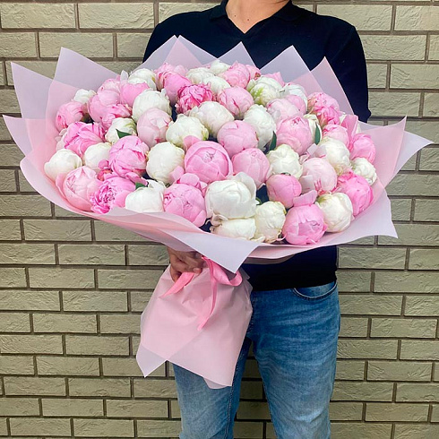 Белые и розовые пионы в дизайнерской упаковке