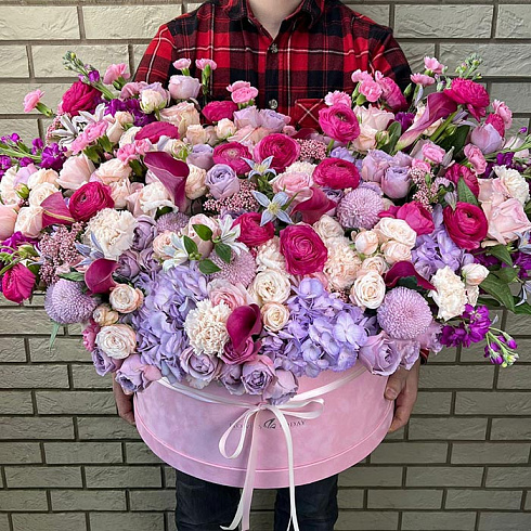 Яркая большая коробка экзотических цветов