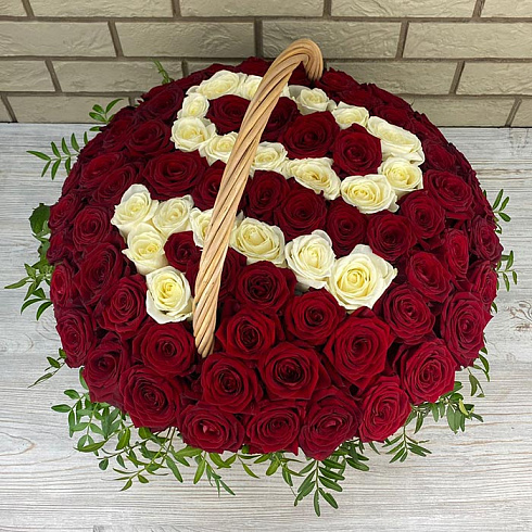 Цифры из красных и белых роз в корзине
