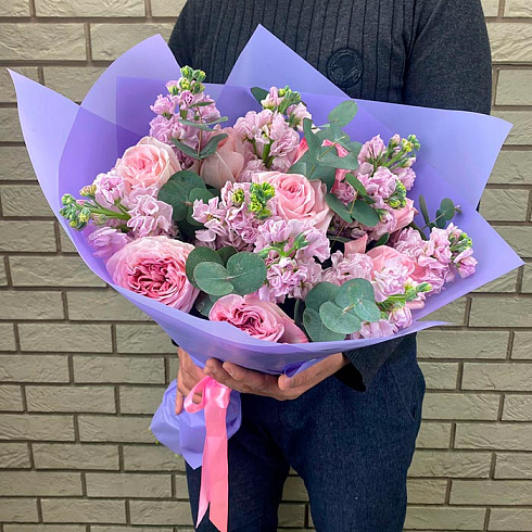 Пионовидные розы и маттиола