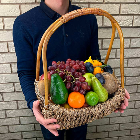 Корзина с кокосом, грушами, виноградом, мандаринами