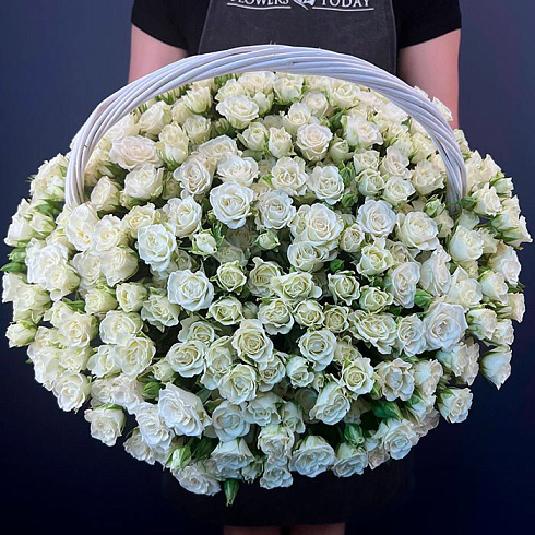 Корзинка белых кустовых роз
