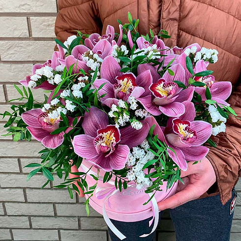 Розовая орхидея, статица и зелень в коробке