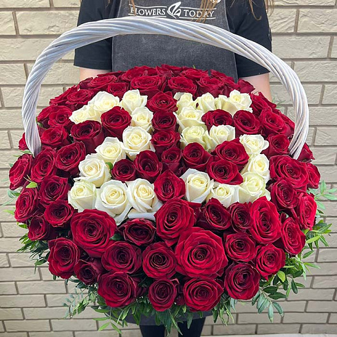 Цифры из роз в корзине