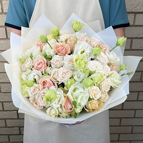 Нежный букет из эустом и роз постельного цвета