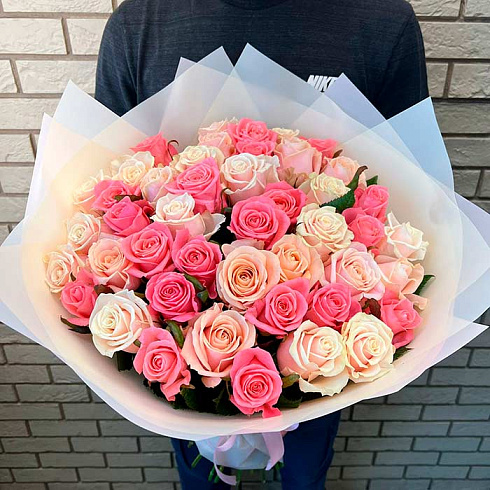 49 нежных роз микс