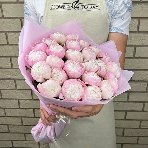 Розовые пионы в дизайнерской упаковке