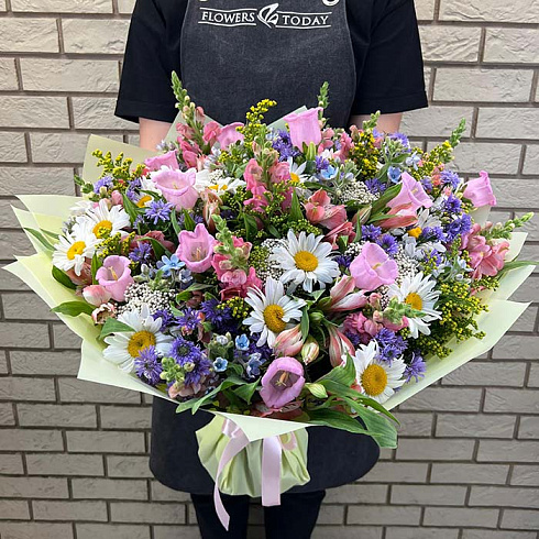 Летний из ромашек и других полевых цветов