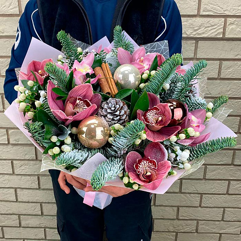 Новогодний букет из розовых орхидей и игрушек