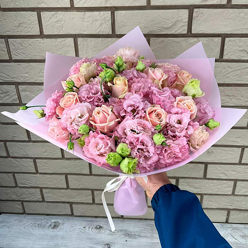 Нежные эустомы с розами