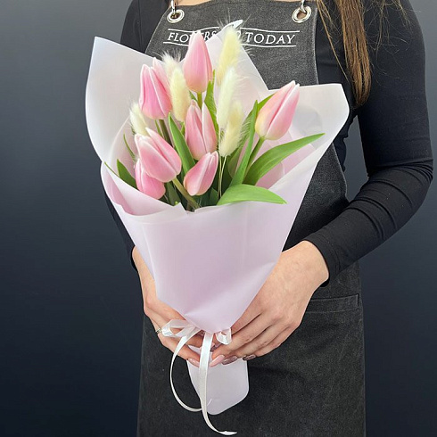 Розовые тюльпаны с декором