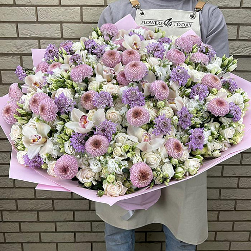 Кустовые розы, эустомы, орхидеи и другие цветы