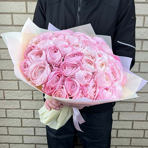 49 розовых ранункулюсов