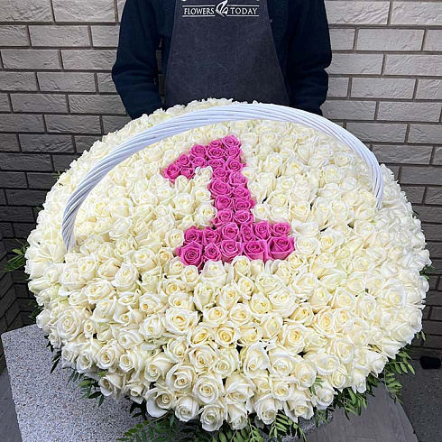 Цифра в корзине из роз