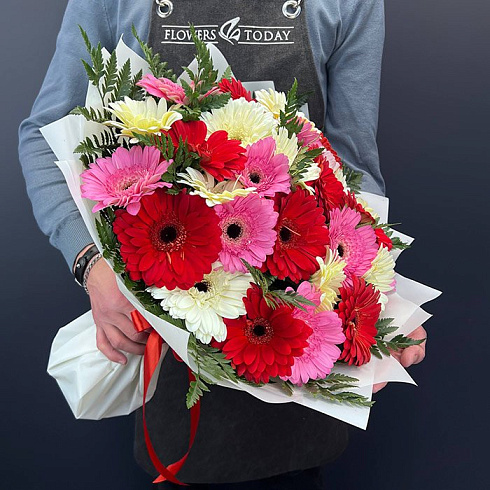 Герберы розовые, красные и белые