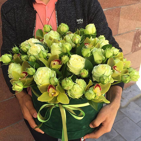 Коробка с пионовидными розами и орхидеями