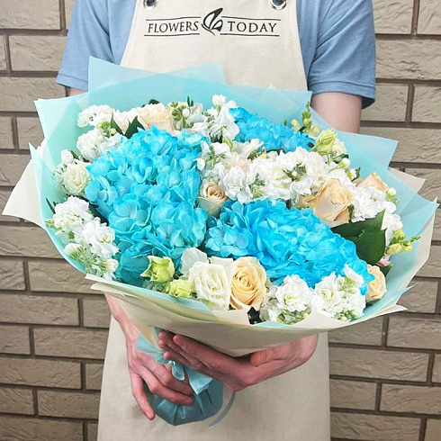 Гортензии, розы, маттиолы