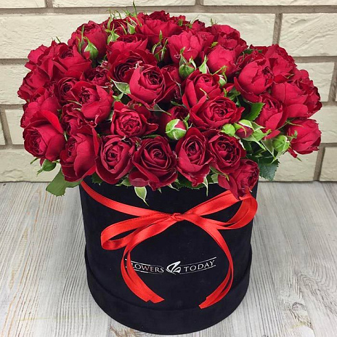 Красные кустовые розы в коробке