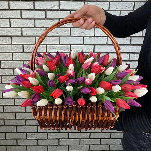 151 тюльпан микс в корзинке