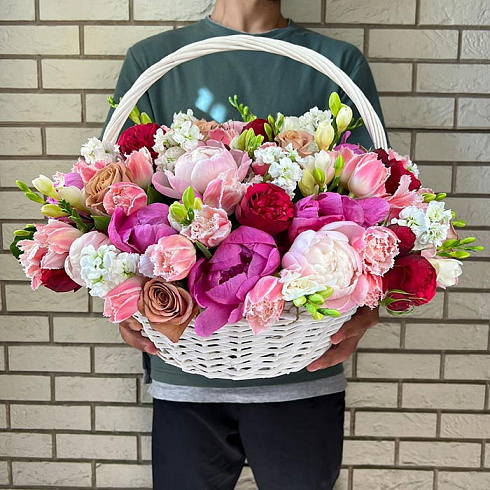 Яркая корзина с пионами, пионовидными розами, тюльпанами