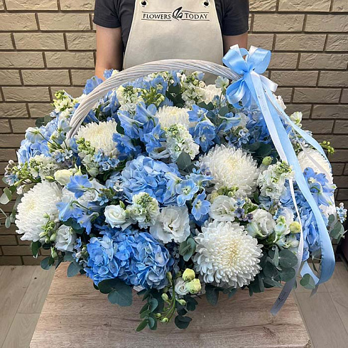 Гортензии, дильфиниумы, хризантемы и эустомы