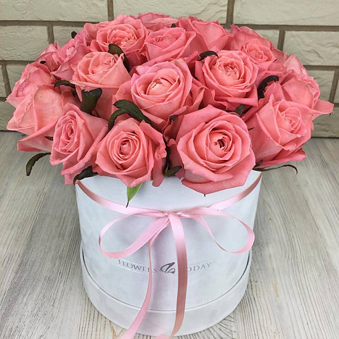 Розовые розы в белой коробке